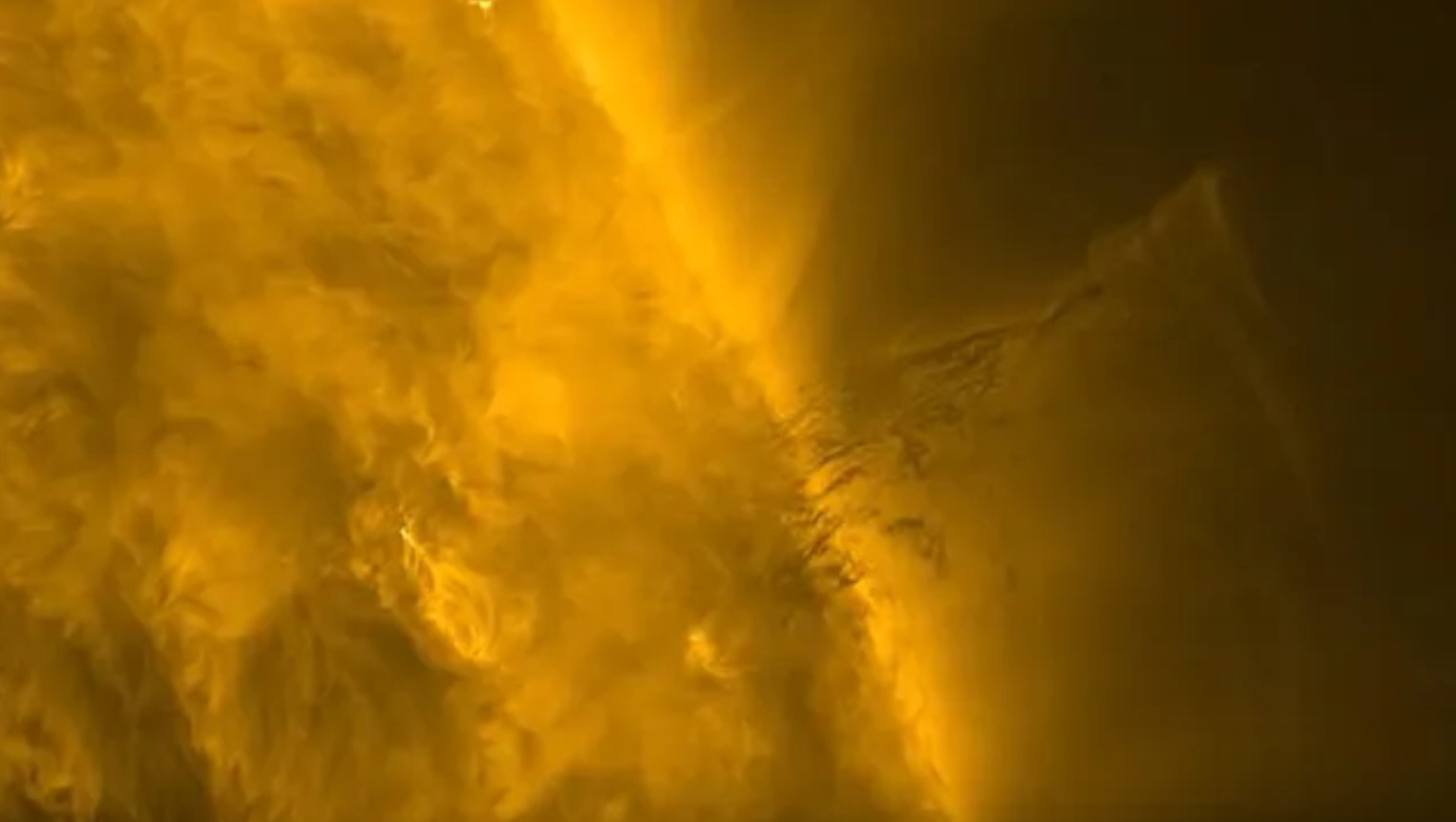 Космический аппарат сфотографировал выброс темной плазмы на Солнце: он больше Земли (фото)