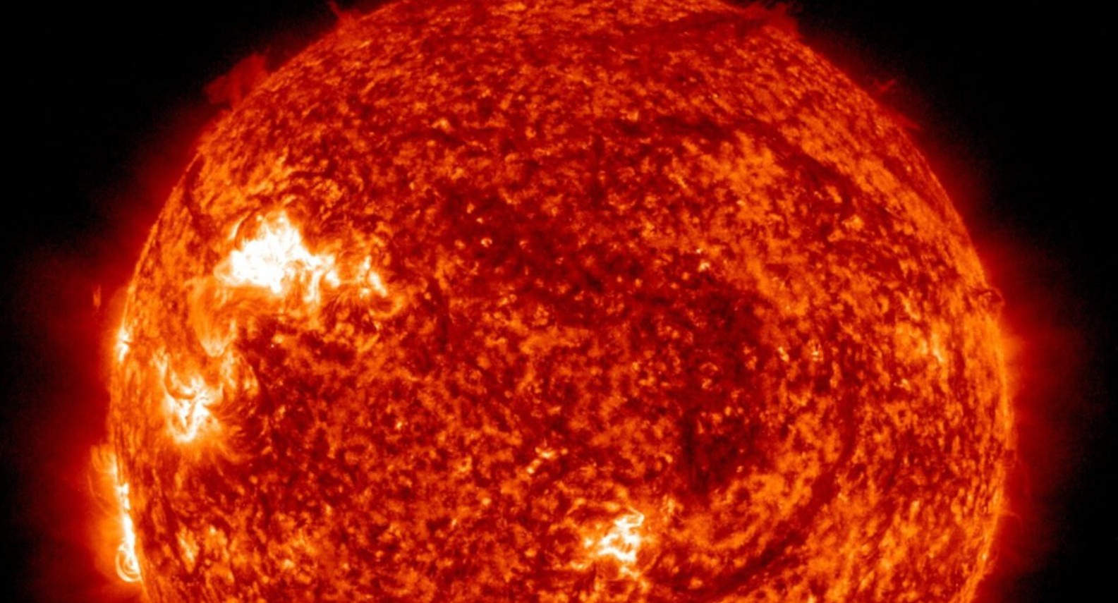 Солнце возьмет Землю на прицел: скопление темных пятен поворачивается к планете (фото)