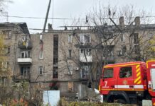 Удар по многоэтажке в Каменском: разрушен целый подъезд, под завалами ищут человека (видео)