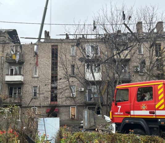 Удар по многоэтажке в Каменском: разрушен целый подъезд, под завалами ищут человека (видео)