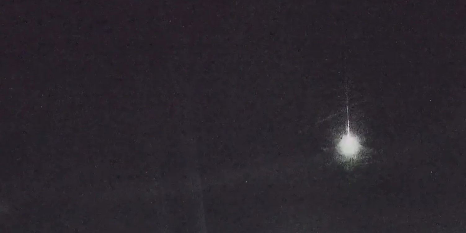 Фрагменты кометы на скорости 81 000 км/ч взорвались в атмосфере Земли (видео)