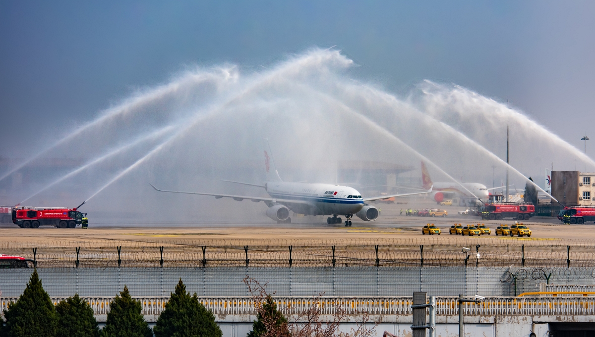 Зачем самолетам устраивают душ из пожарных машин: авиаэксперт раскрыл тайну (видео)