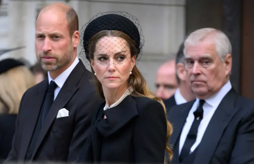 Кейт Миддлтон отправила специальное сообщение принцессе Шарлотте через сережки (фото)