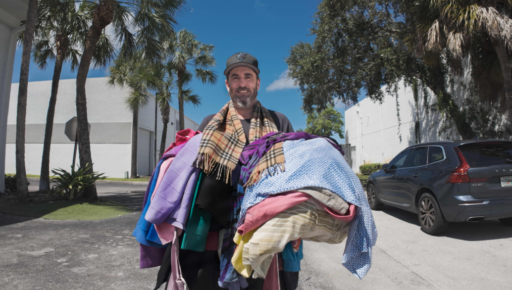 Отец однажды зашел на секонд-хенд и стал миллионером: что он придумал (фото)