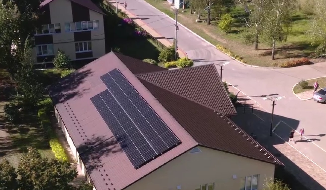 Солнечные панели спасли дома в Украине от блэкаутов: где установили десятки батарей (фото)