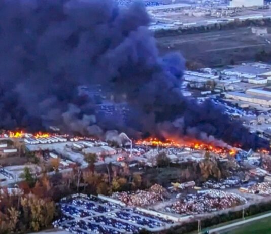 В США недалеко от аэропорта разбился транспортный самолет: есть погибшие (видео)