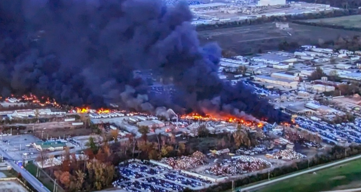 В США недалеко от аэропорта разбился транспортный самолет: есть погибшие (видео)