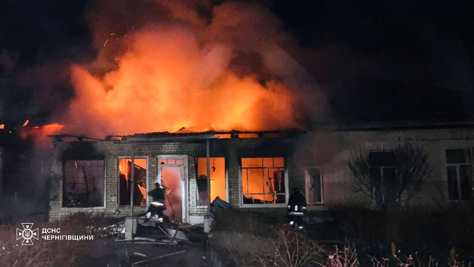 Российские дроны ударили по детскому центру на Черниговщине: вспыхнул пожар (фото)