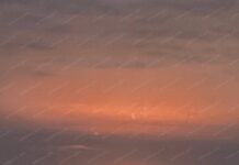 Дроны атаковали НПЗ в Волгограде, а российская ПВО ударила по многоэтажке, — соцсети (видео)