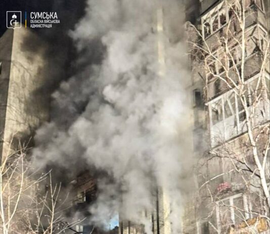 РФ «шахедом» разрушила многоэтажку в Ахтырке: под завалами могут быть люди (видео)