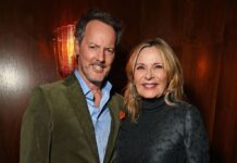 69-летняя Ким Кэттролл тайно вышла замуж за бойфренда, который младше ее (фото)