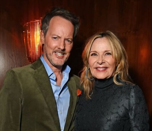 69-летняя Ким Кэттролл тайно вышла замуж за бойфренда, который младше ее (фото)