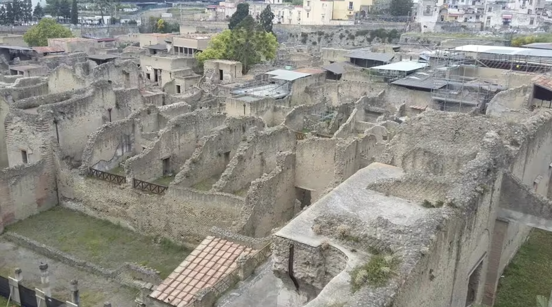 Пережил катастрофу: туристка посетила город, о котором все забыли (фото)