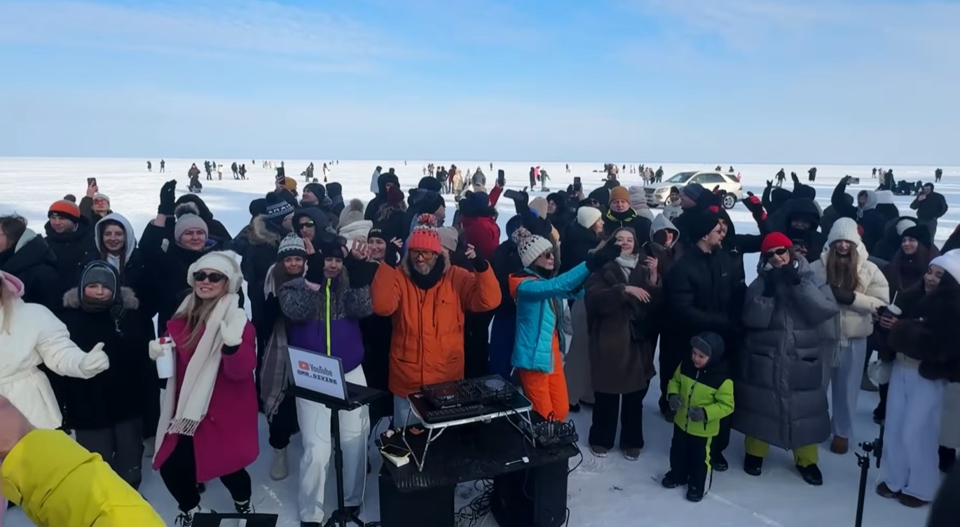 «Фарс на Титанике»: в сети разгорелись споры по поводу ролика с плясками в Киеве (видео)