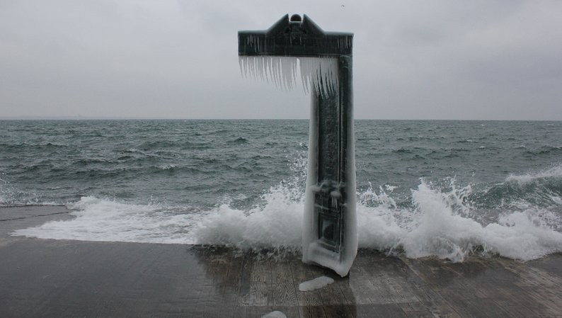 Магия льда вблизи моря: как выглядит одесский Ланжерон после морозов (фото)