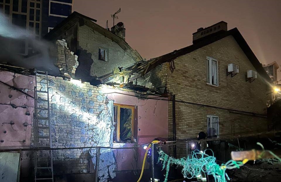 Россияне атаковали Киев ракетами и БПЛА: есть повреждения домов (фото)