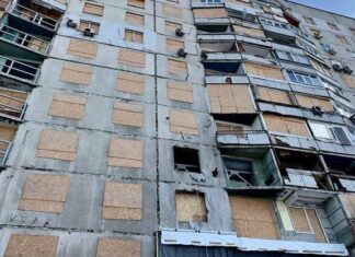 Несмотря на морозы: в Харькове обновляют дом после обстрелов, — ФОТО