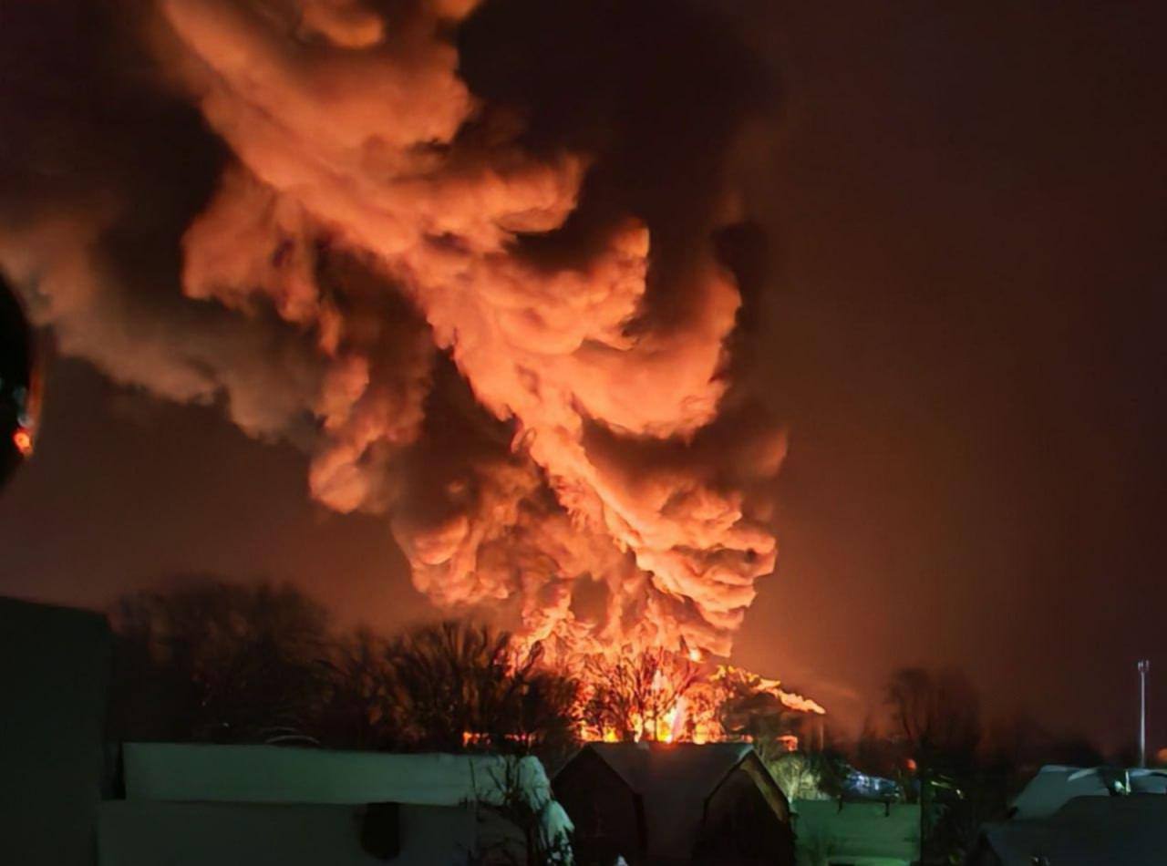 Дроны атаковали нефтебазу в Псковской области РФ (видео)