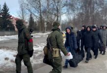 Паника в Беларуси: мужчины массово получают повестки и едут на военные сборы (фото)