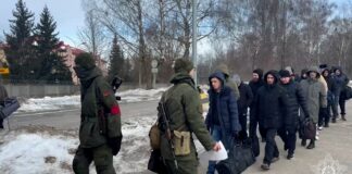 Паника в Беларуси: мужчины массово получают повестки и едут на военные сборы (фото)