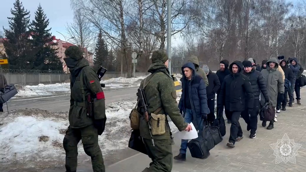 Паника в Беларуси: мужчины массово получают повестки и едут на военные сборы (фото)