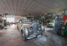 Блогерша нашла заброшенную мастерскую и была шокирована: внутри были ретроавто (фото, видео)