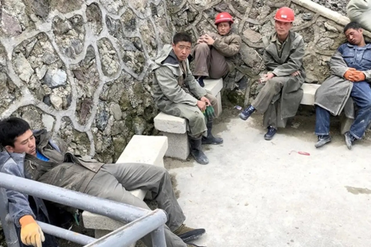 «Без перерывов»: сотня тысяч северных корейцев работают в РФ за 10 долларов в месяц, — Fox News