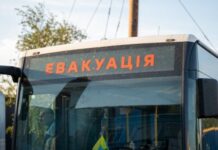 Рискнули жизнью ребенка: в Харьковской области из-под огня спасли мать с сыном