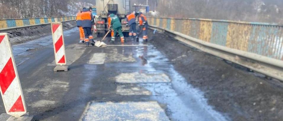 Ямы, трещины и опасность для водителей: где в Харьковской области ремонтируют трассы, — ФОТО