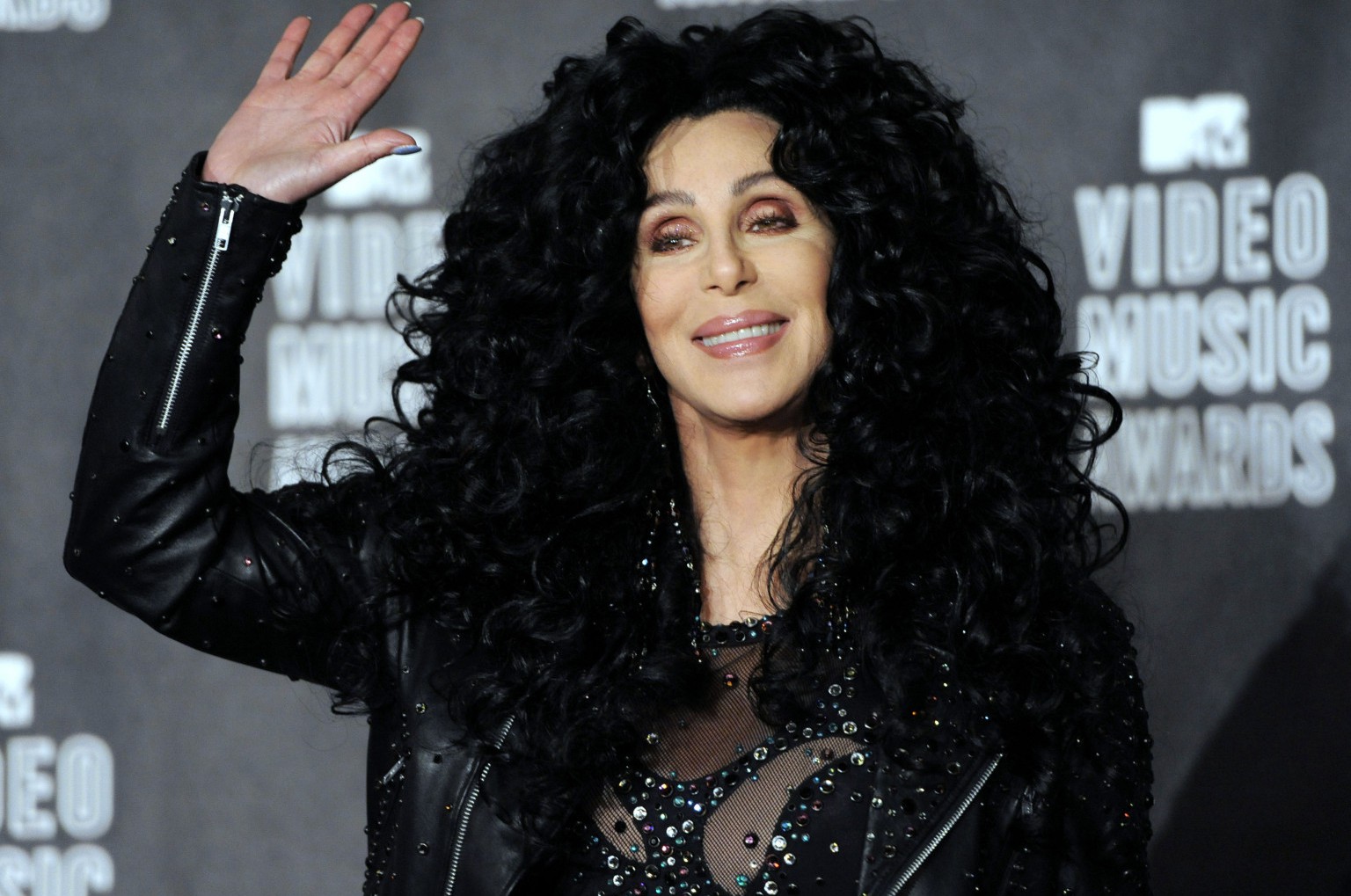 Сын певицы Шер в очередной раз попал в беду: его схватила полиция после инцидента в школе — что он натворил