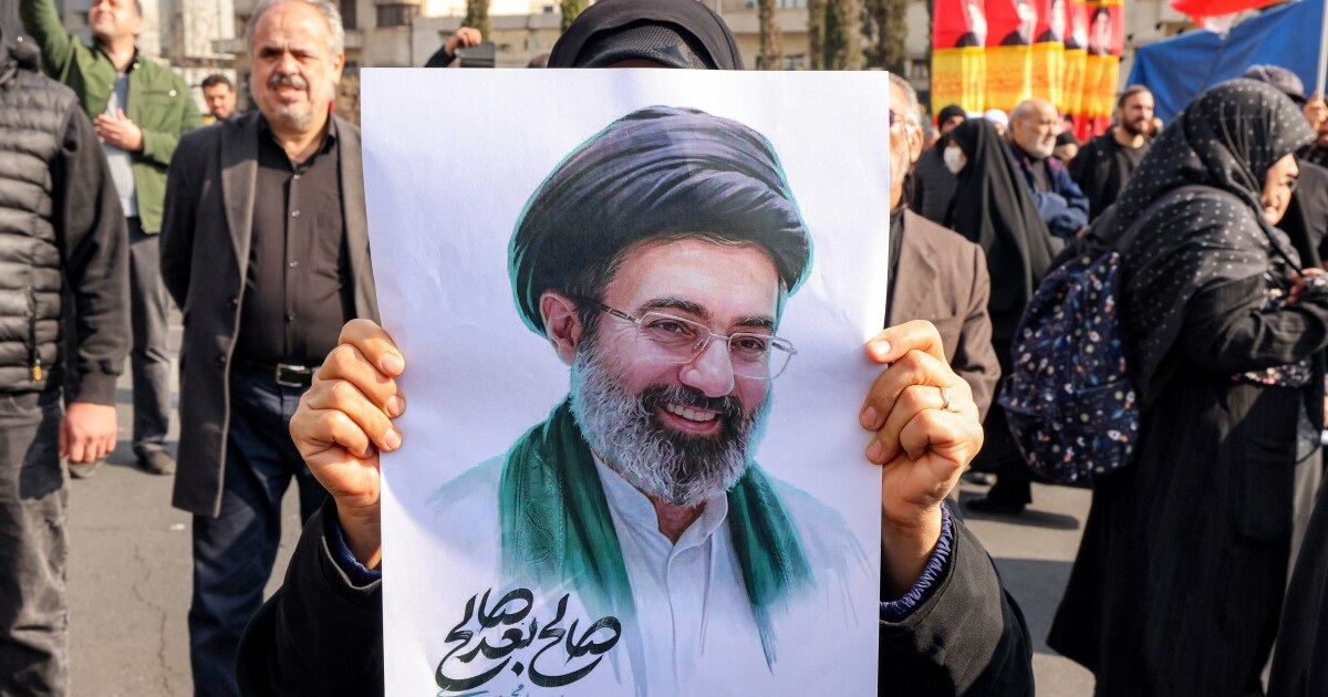 Налепили лицо на картон: инаугурацию верховного лидера Ирана провели без него (видео)