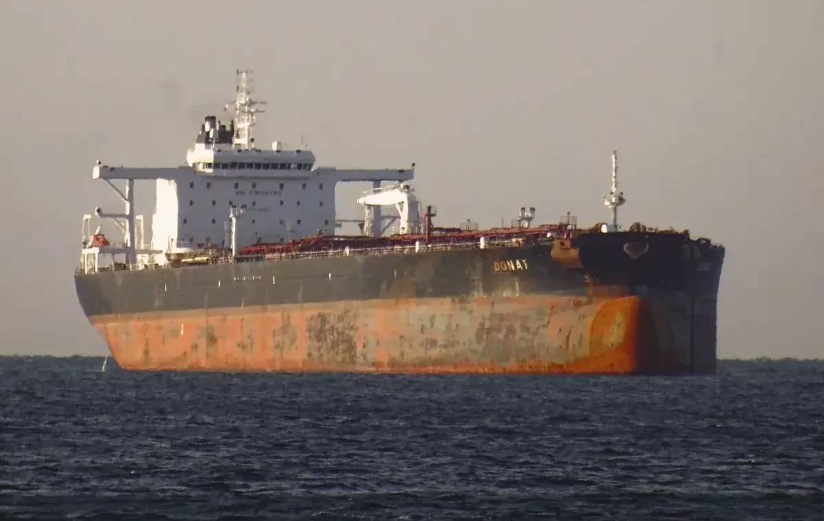 Бомба замедленного действия: неуправляемый танкер флота РФ вызвал переполох в Италии из-за угрозы катастрофы