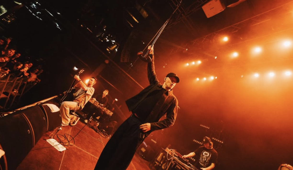 Песни «Бумбокса» исчезли из сети: вокруг группы разгорелся скандал, что произошло