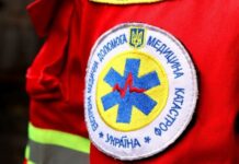 Прохожие пытались спасти: мужчина умер прямо на остановке в Харькове