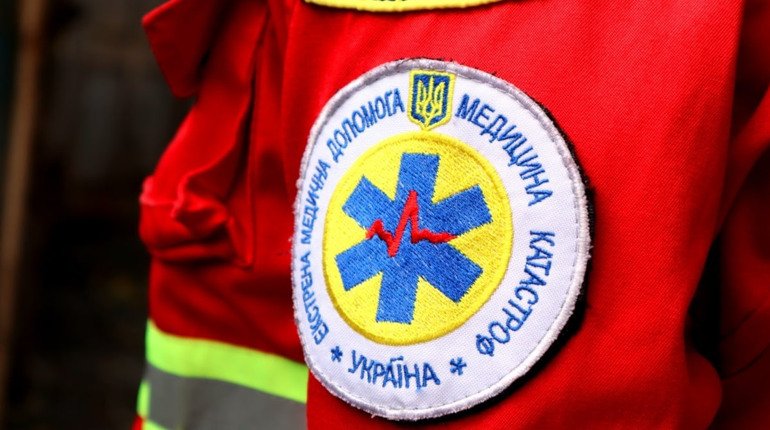 Прохожие пытались спасти: мужчина умер прямо на остановке в Харькове