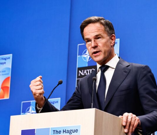 Рютте: США продолжают помогать Украине разведкой и оружием через Европу