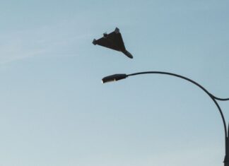 Россияне дроном попали в автобусную остановку в Одесской области: ранены два человека