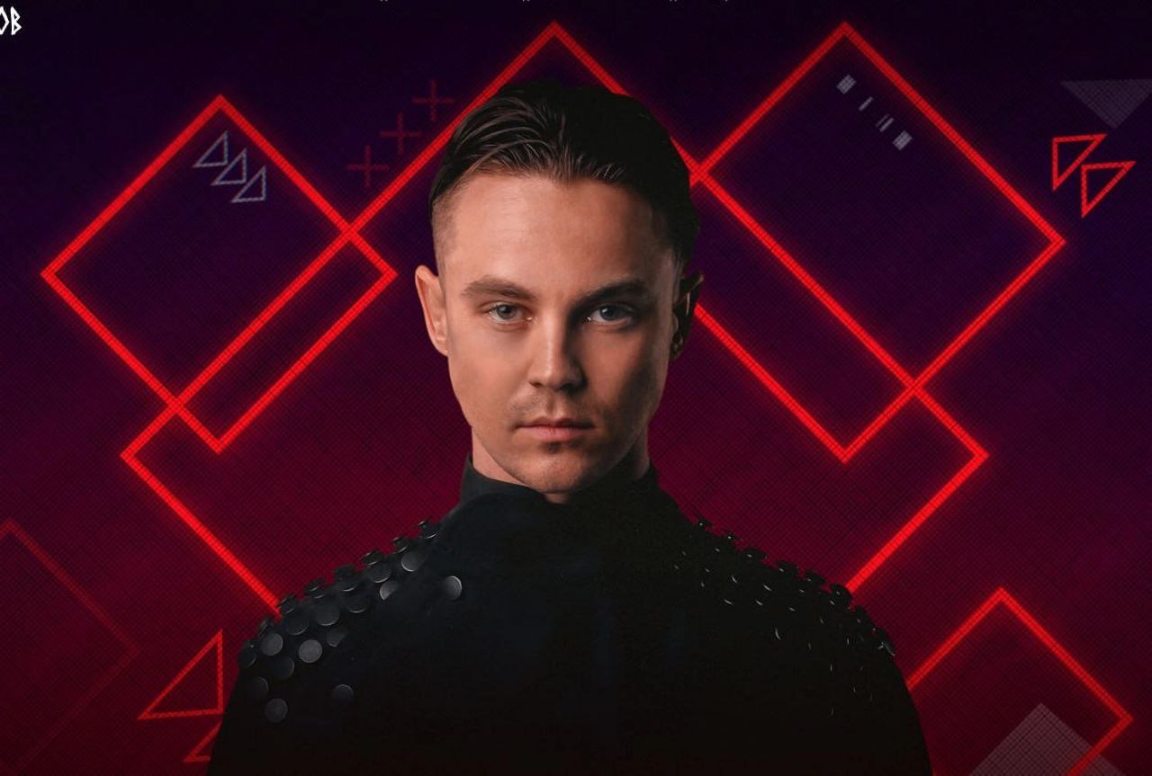 Известного певца схватил за шею зритель прямо на концерте (видео)