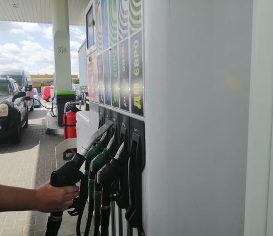 Цены на АЗС: сколько стоит заправить авто после выходных 13 апреля