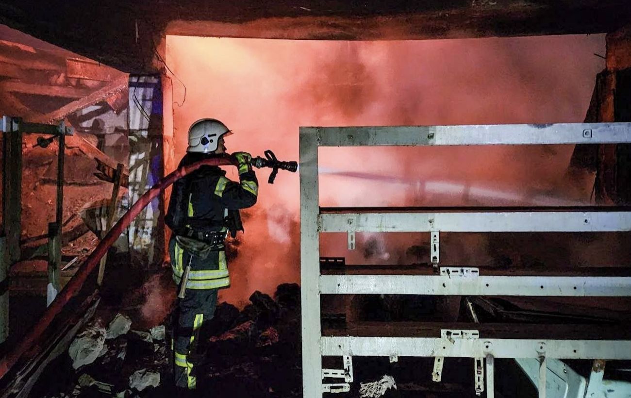 Вспыхнули пожары в порту и на складах: Россия массированно ударила по Одесской области дронами