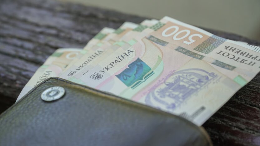 Пенсии, 1500 на карту, зарплаты, доллар и бензин: что ждет украинцев в апреле