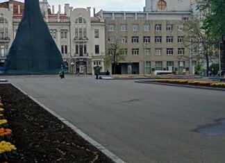 В Харькове на клумбах высаживают лозунг националистов, – ФОТО