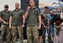 Они сидели за этими партами: в лицеях Харькова открыли мемориальные доски погибшим защитникам