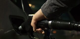 Нефть подешевела более чем на 1%, но что это изменит для украинцев: цены на бензин 20 мая