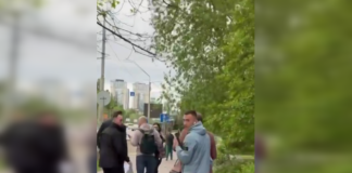 В Андрея Ермака бросили яйцом после суда: «покушение» попало на видео