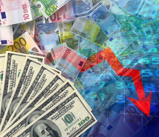 Доллар отступил от рекорда, евро падает: курс на 29 мая и есть ли спрос на валюту