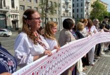 Харьков вышит: тысячи горожан одели сегодня вышиванки, сотни выехали в центр, несмотря на опасность, — ФОТОРЕПОРТАЖ