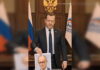 Медведев опубликовал шокирующие кадры с шредером: поздравлял с «Днем России» (видео)