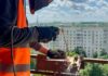 Разрушены стены, выбиты окна и лифты: как в Харькове восстанавливают дом после атаки, — ФОТО