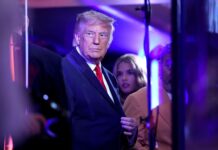 Дональда Трампа освистали во время финала НБА: впоследствии его заметили спящим на трибуне (видео)